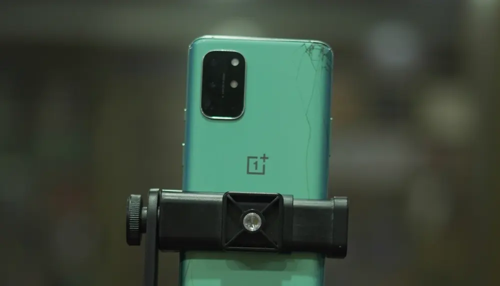 Teléfono montado en un trípode, ilustrando cuánto gana un influencer o youtuber en Chile