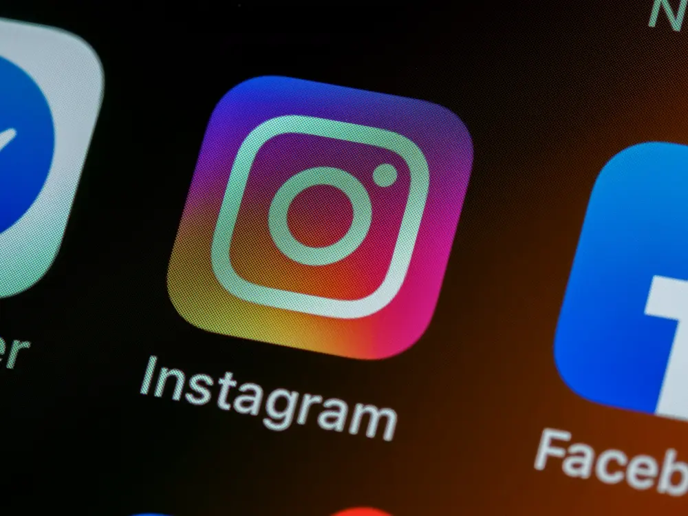 Ícono de Instagram en la pantalla de un teléfono, ilustrando el shadowban en Instagram