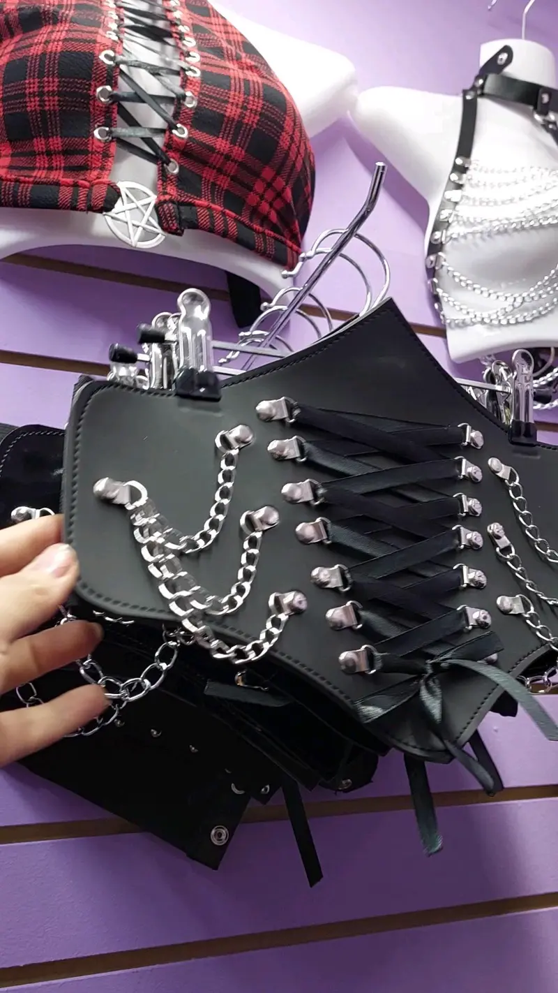 @mortishacorsetry: moda gótica y corsés a medida hechos en Chile