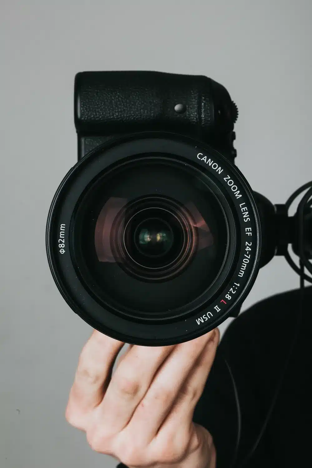 Cámara profesional lista para grabar contenido de YouTube, ilustrando el artículo sobre comprar suscriptores de YouTube