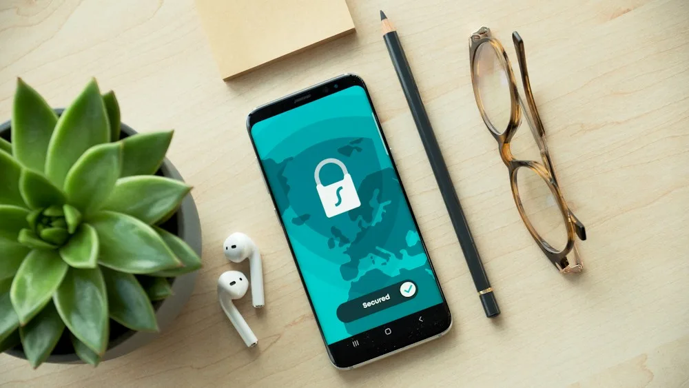 Celular con candado de privacidad, como ocultar seguidores en Instagram