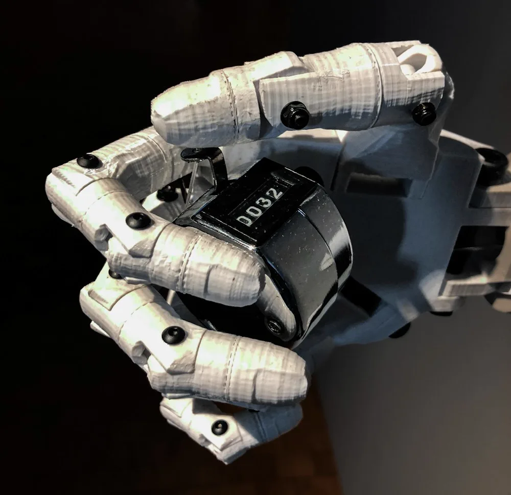 Mano robotica con un contador: comprar bots de Instagram