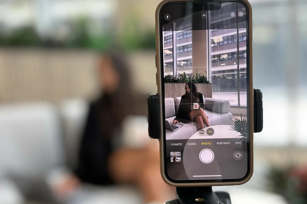 Celular grabando un Reel: sirve comprar likes en Instagram