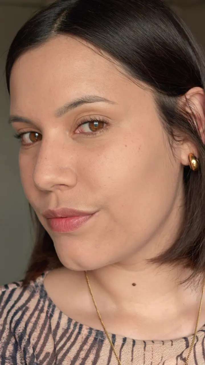 @nikiescobar: la creadora adicta al skincare que prueba bases y cremas