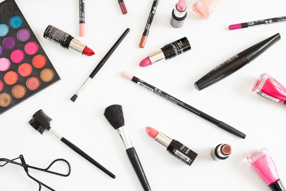 Set de brochas y productos de maquillaje profesional, referencia al contenido de belleza en Instagram Chile