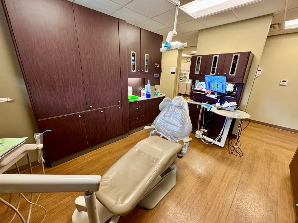 Consultorio dental con silla y equipo clinico, referencia al contenido de cirugia facial en Instagram Chile