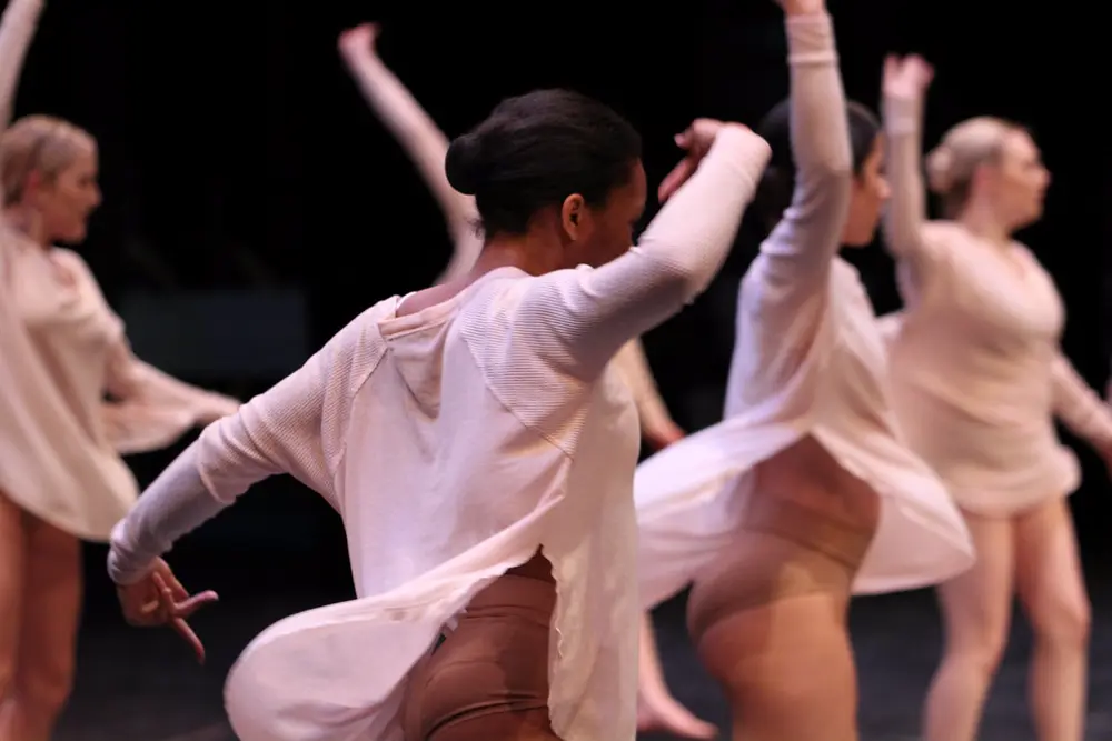 Grupo de bailarines ensayando danza contemporánea en un escenario, referencia al contenido de baile en Instagram Chile