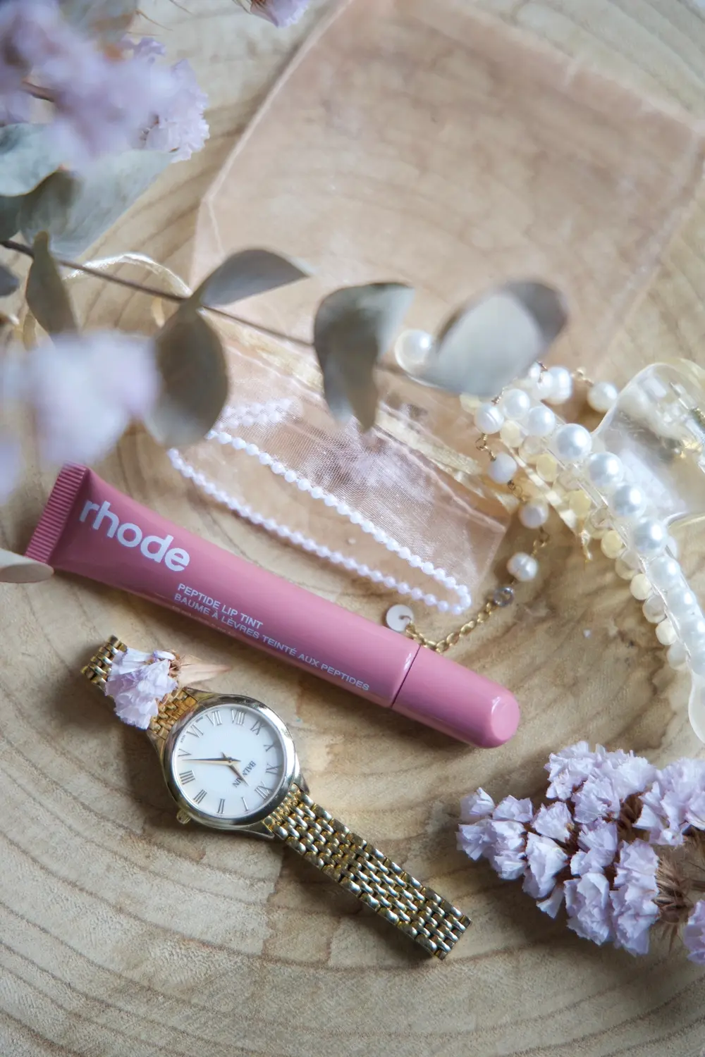 Set de brochas y productos de maquillaje ordenados sobre una superficie clara, referencia al contenido de belleza en Instagram Chile