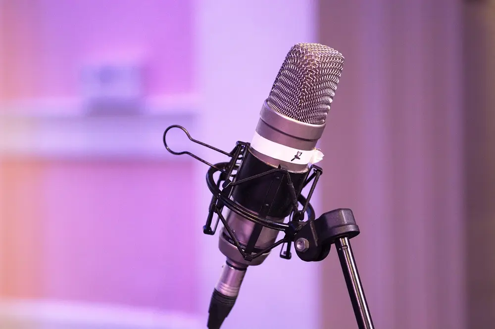 Microfono profesional de podcast en un estudio de grabacion, referencia al proyecto de podcast que tiene isanarbonam junto a su companera de contenido