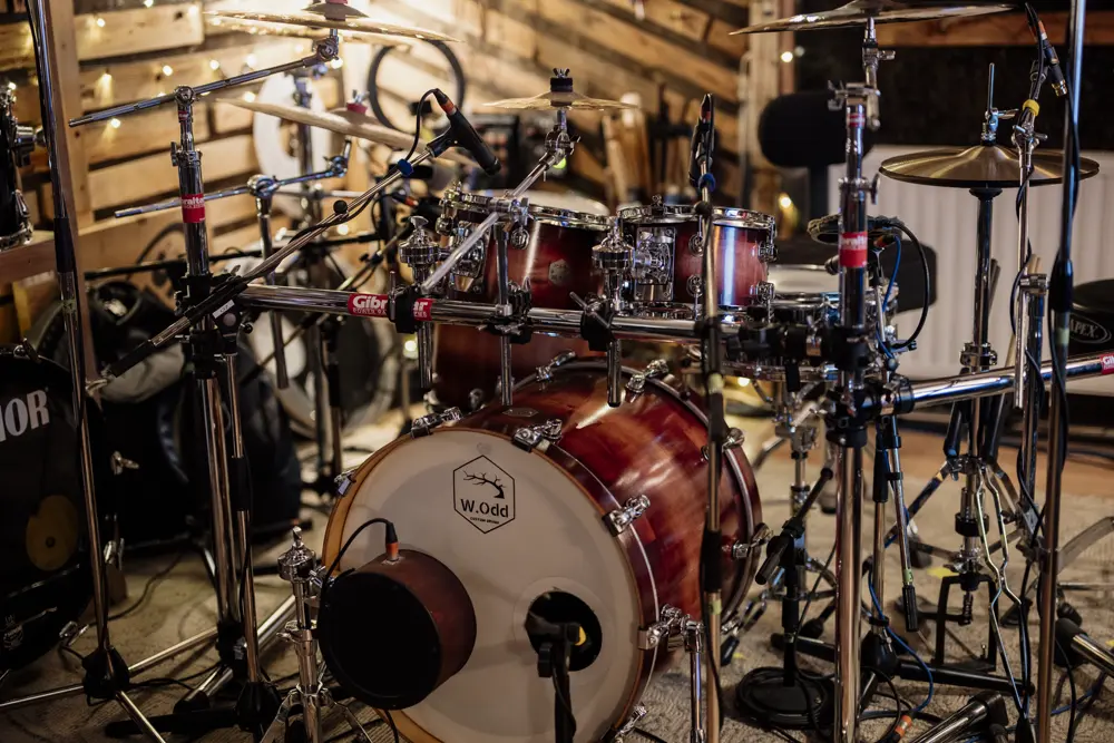 Set de batería en un estudio de música, referencia al contenido musical en Instagram Chile