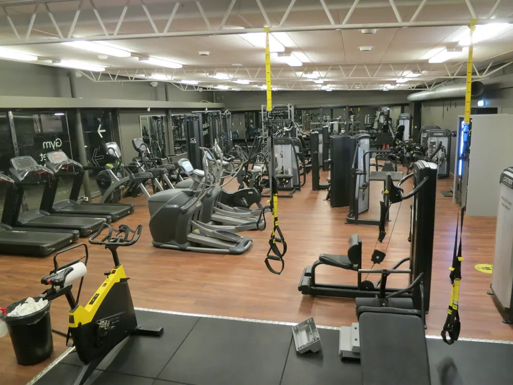 Sala de gimnasio con máquinas de pesas, referencia al contenido de fitness y lifestyle en Instagram Chile