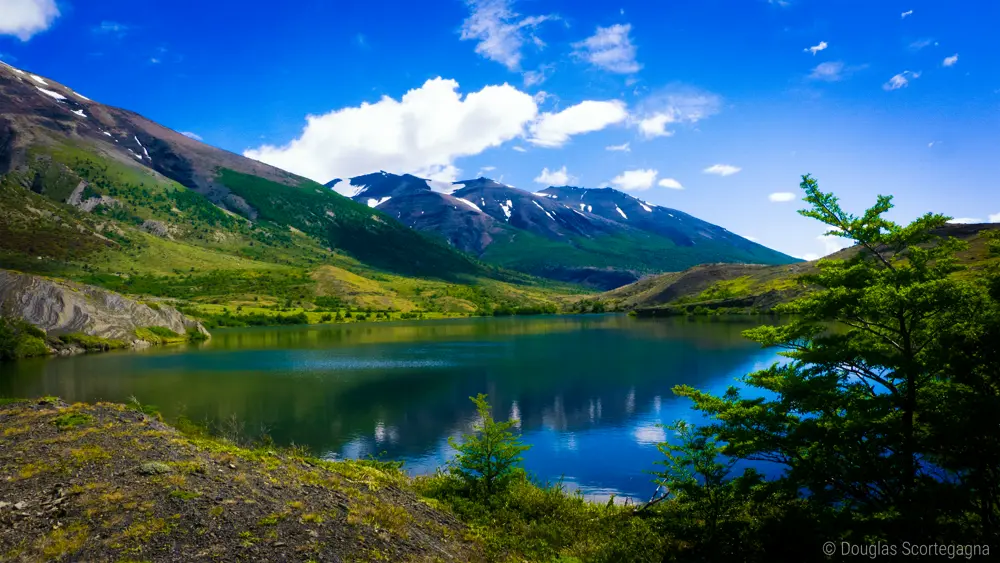 Sendero de montaña y lagos en la Patagonia chilena, referencia al contenido outdoor de Instagram Chile