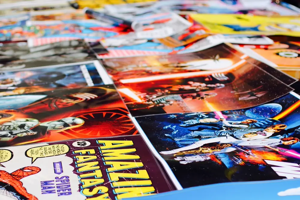 Comics clasicos apilados sobre una mesa, referencia al contenido de arte e ilustracion de comics en Instagram Chile