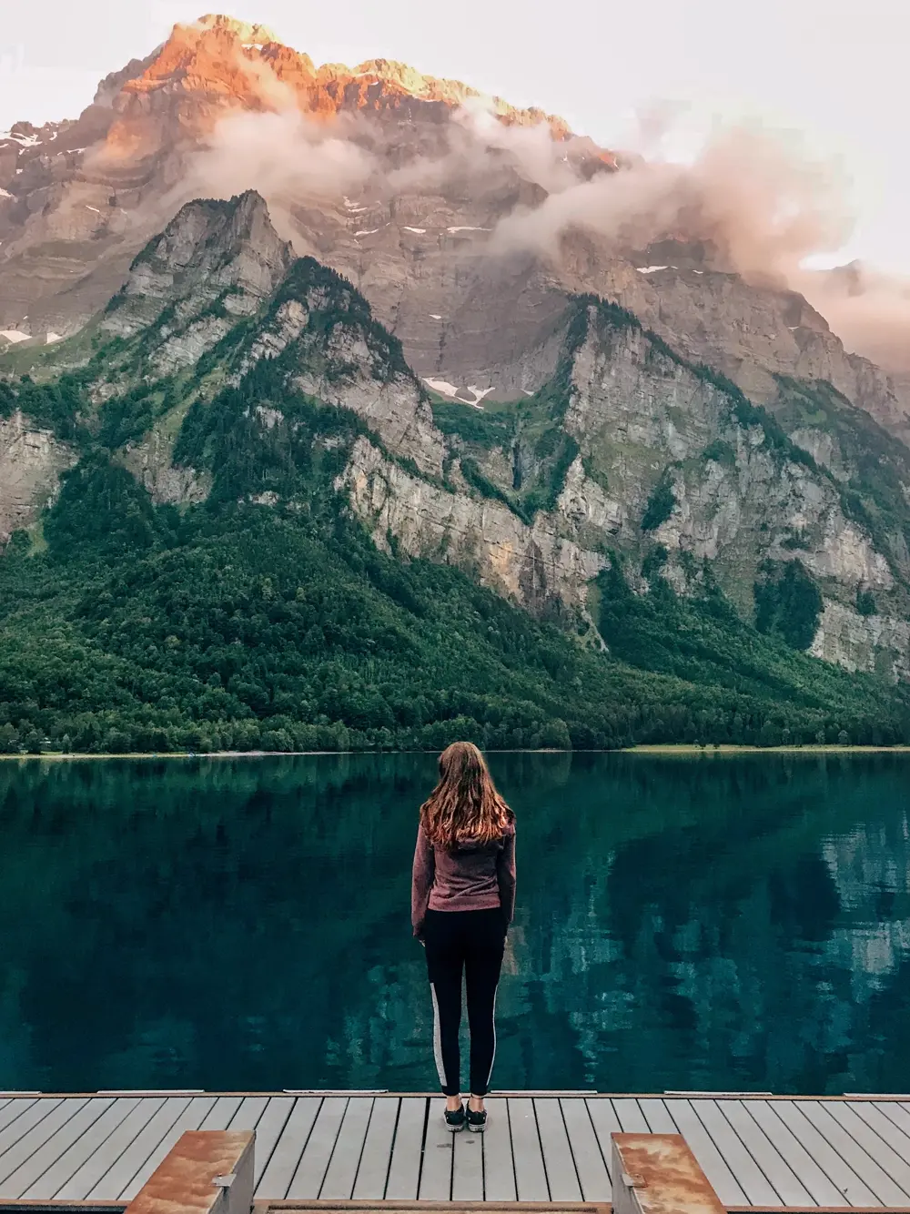 Fotógrafo con mochila observa un paisaje de montañas y lago, referencia al contenido de fotografía y viajes en Instagram Chile