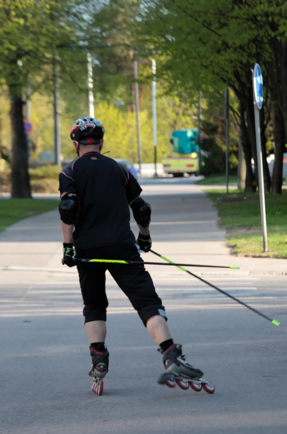 Patinador con casco y protecciones patinando por una calle, referencia al fitness sobre ruedas que se practica en Instagram Chile