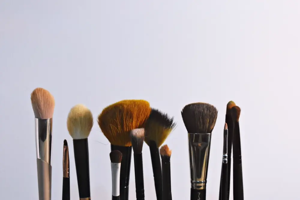 Set de brochas de maquillaje sobre fondo claro, referencia al contenido de belleza en Instagram Chile