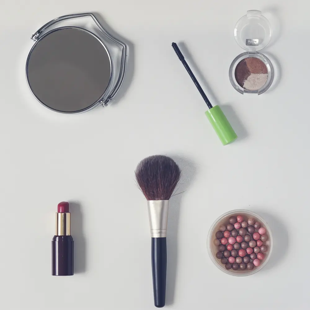 Set de brochas de maquillaje sobre una superficie de madera, referencia al contenido de belleza en Instagram Chile