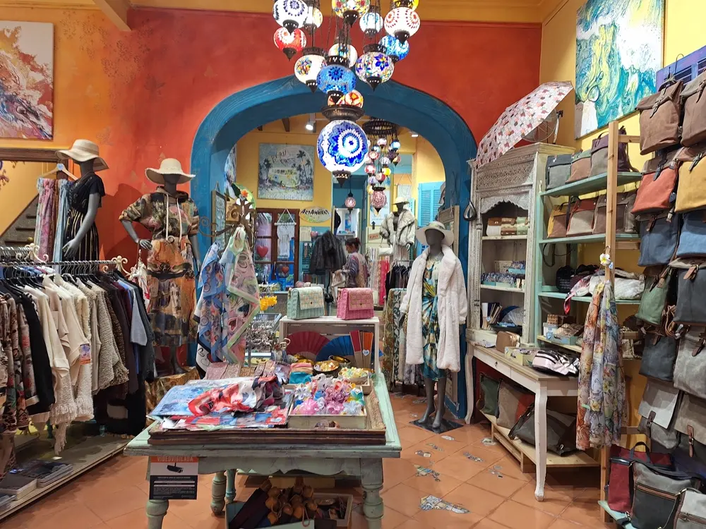 Interior de una boutique de ropa con maniquies y accesorios, referencia al contenido de moda en Instagram Chile