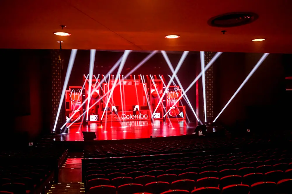 Montaje de escenario e iluminacion para un evento en vivo, en referencia al trabajo de produccion de eventos que hace Michi Weissglas en Chile