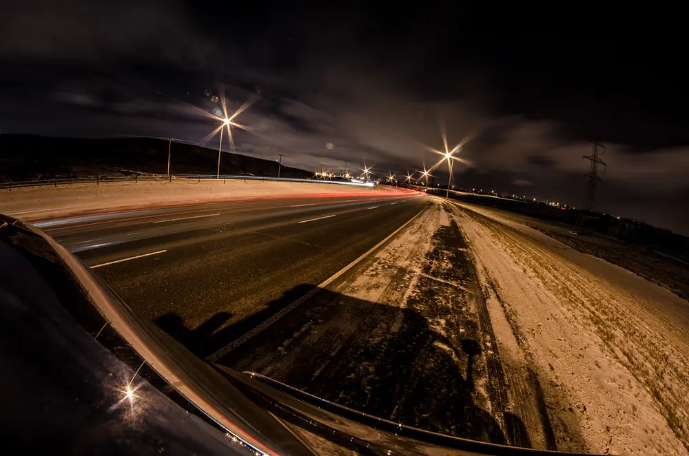 Camión en autopista de noche, referencia a la cultura camionera y de tuning que sigue en Instagram Chile