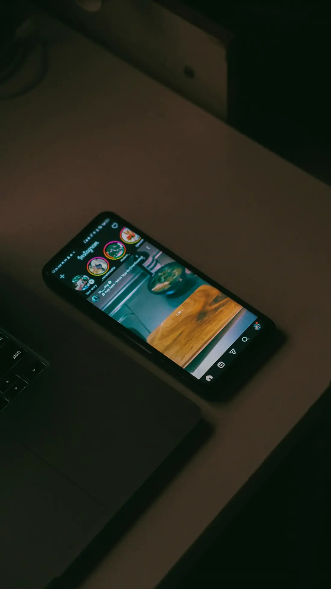 Pantalla de un celular mostrando el feed de Instagram, referencia al algoritmo de la app en 2026