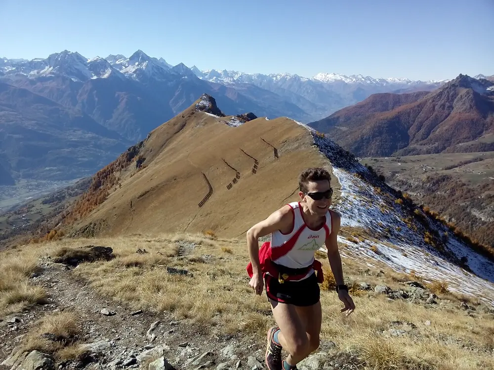 Corredor de trail running en un sendero de montaña, referencia al contenido de running y trekking de @ultra_mami en Instagram Chile