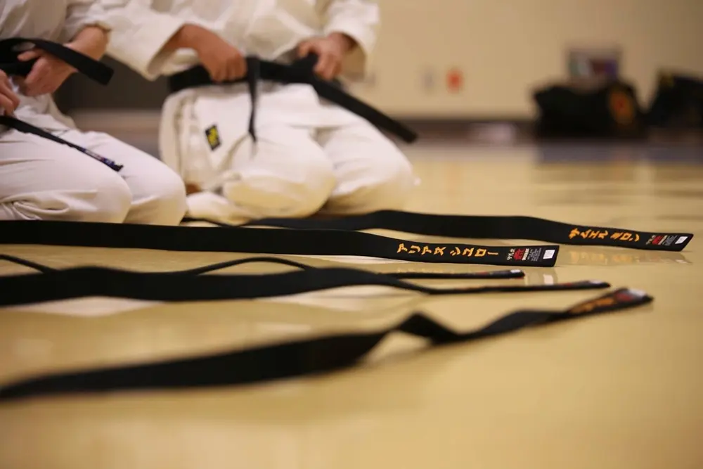 Cinturones negros de karate sobre el tatami de un dojo, referencia al contenido de artes marciales y fitness en Instagram Chile
