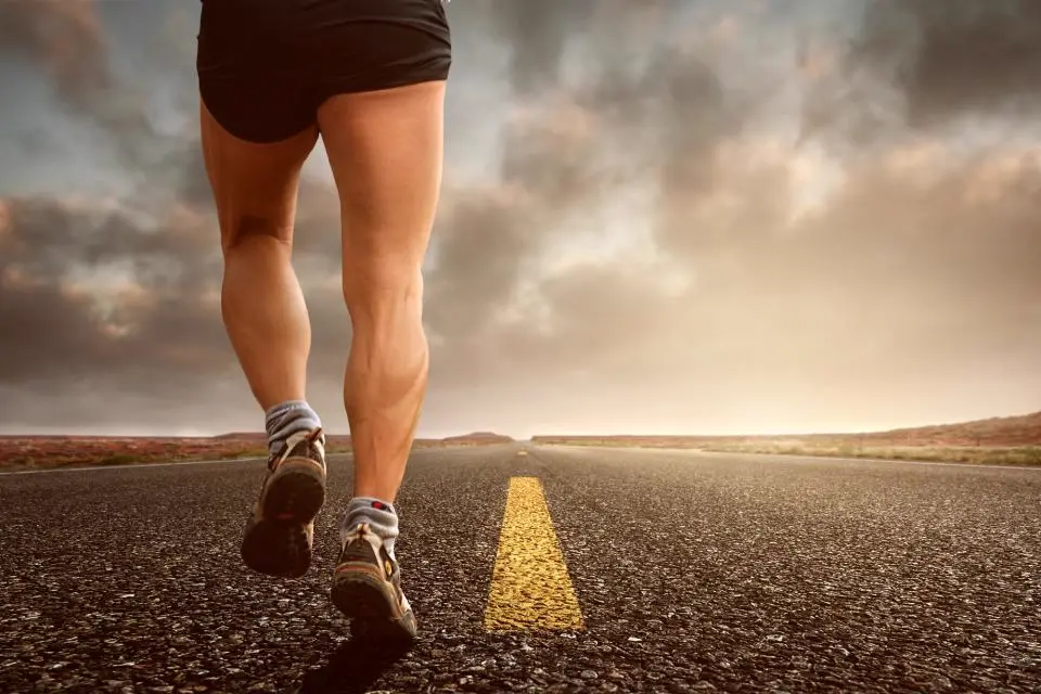 Corredor en una ruta de asfalto al amanecer, referencia al contenido de running y vida saludable en Instagram Chile
