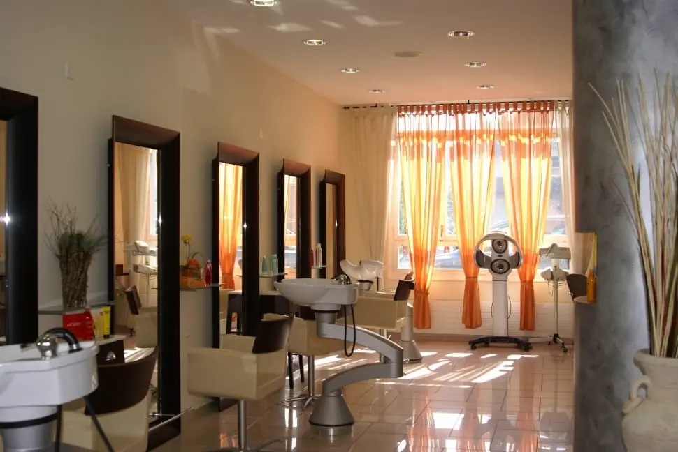 Interior de una peluquería con sillones, lavacabezas y espejos, referencia al contenido de colorimetría y estilismo en Instagram Chile