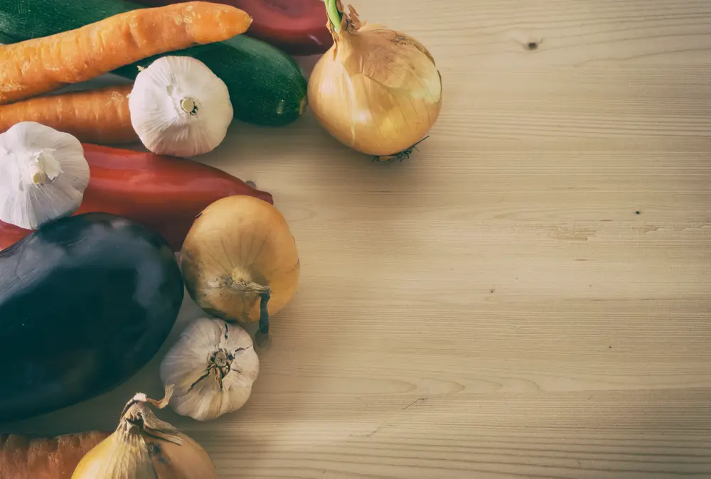 Verduras frescas sobre una tabla de madera, referencia al contenido de nutrición en Instagram Chile