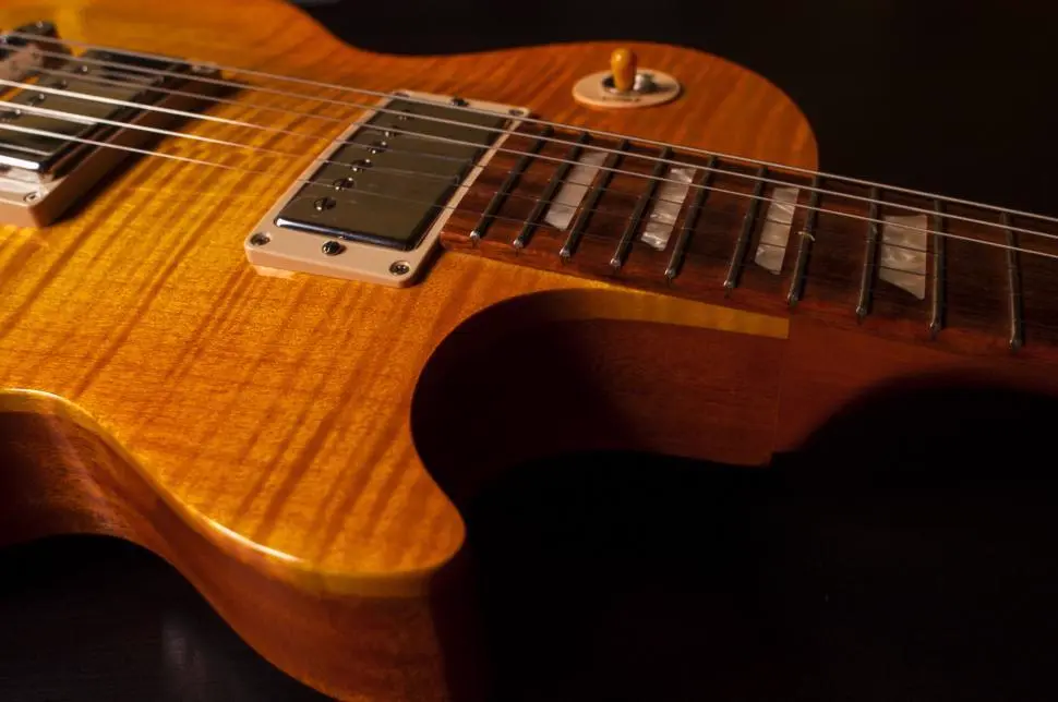 Guitarra eléctrica de cuerpo macizo en primer plano, referencia al contenido de guitarristas y músicos de sesión en Instagram Chile