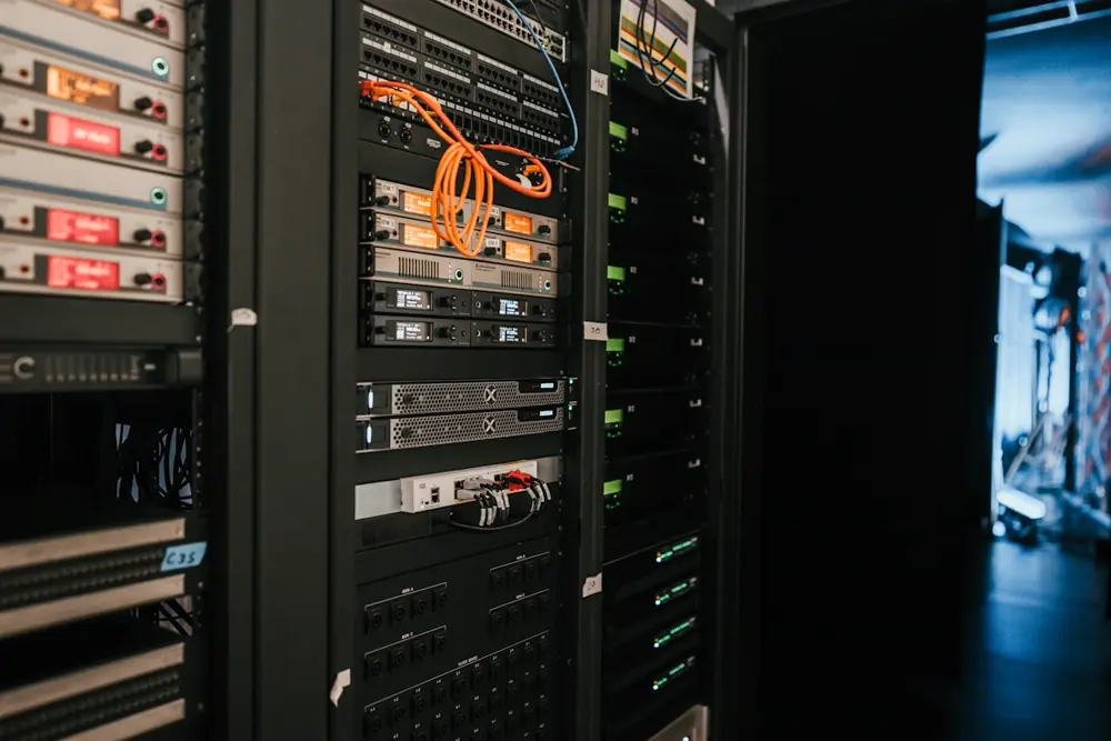 Rack de servidores en un centro de datos, ilustrando la infraestructura técnica detrás de una granja de bots