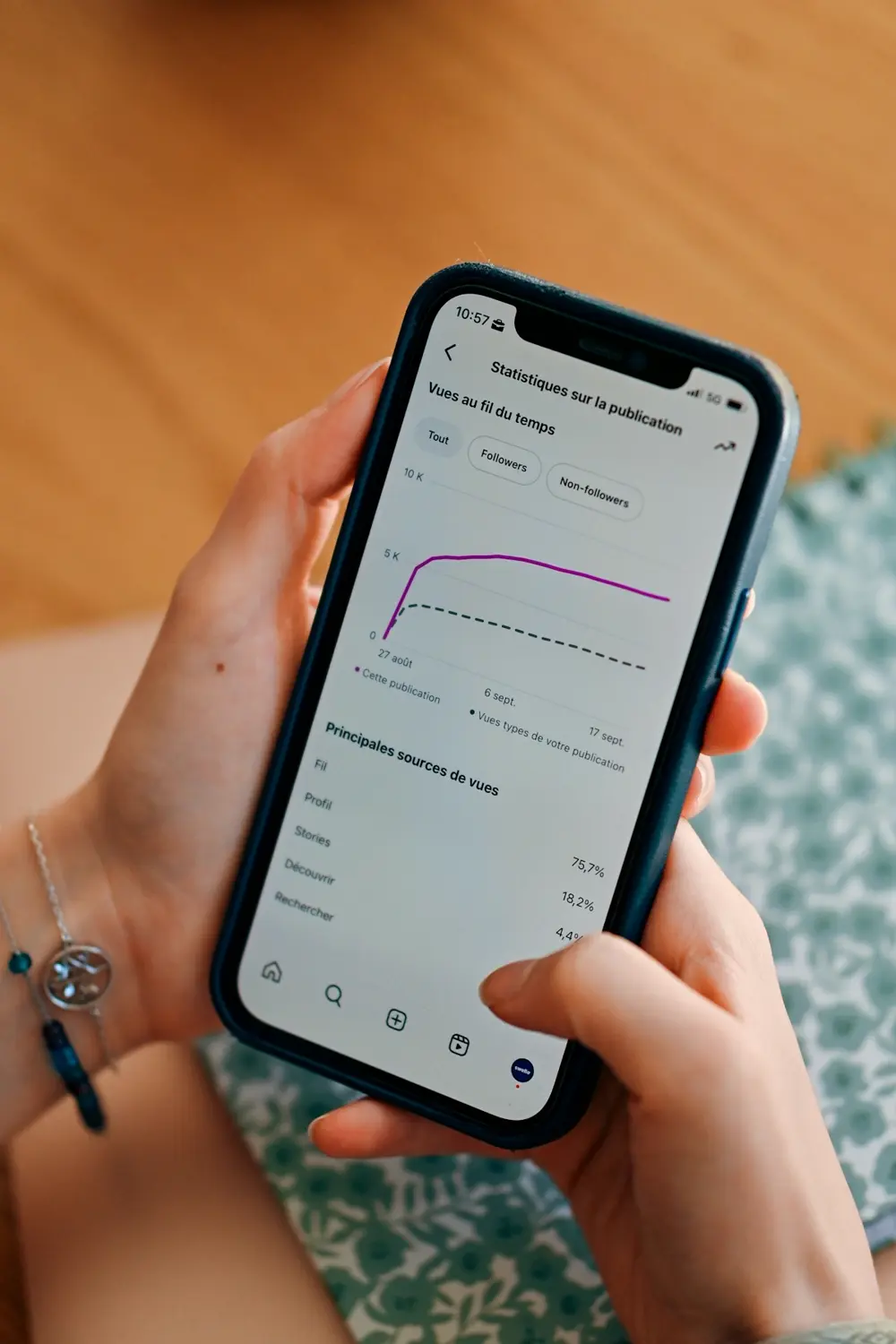Persona revisando en el celular si bajaron sus seguidores comprados en Instagram, referencia a la garantía de reposición de InfluCheap
