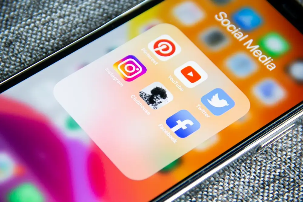 Persona sosteniendo un telefono con apps de redes sociales para conseguir seguidores gratis en Instagram Chile